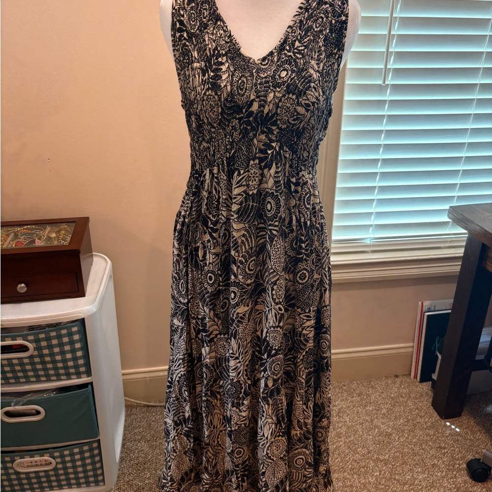 Angie Black and Tan Sleeveless V-Neck Maxi Sundress